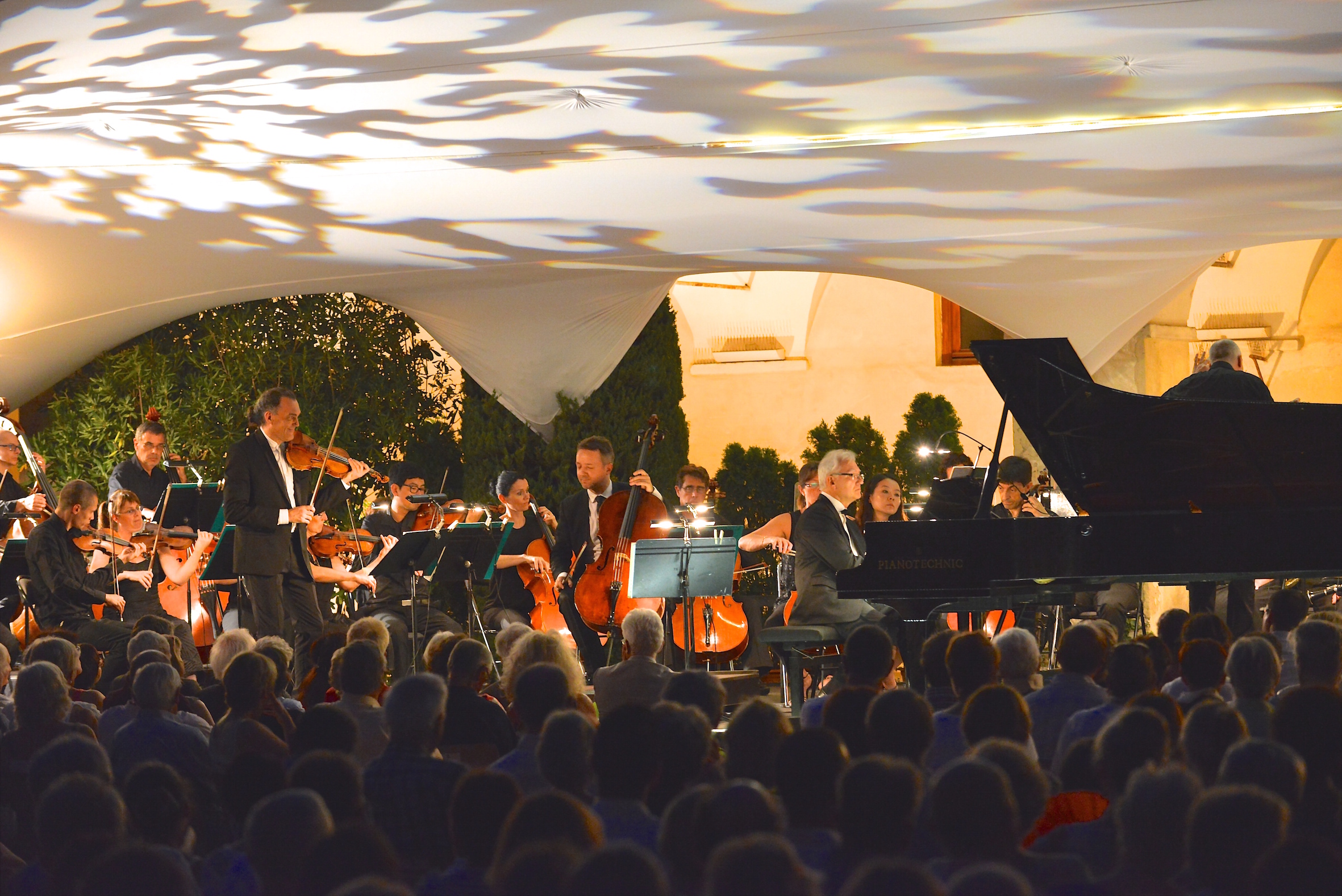 SCENE CLOITRE ORCHESTRE DSC_6462.JPG